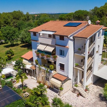 Apartments Lori Poreč Exteriör bild