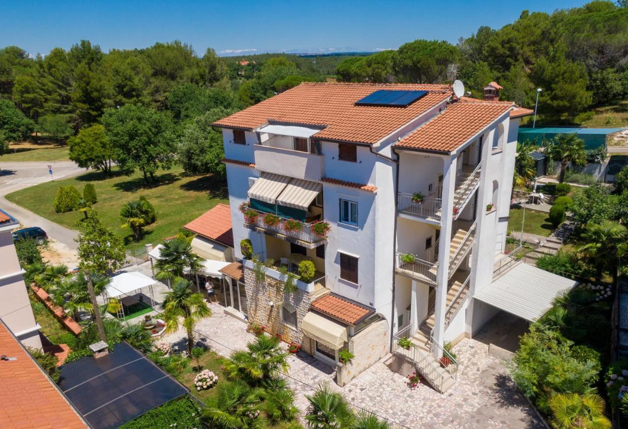 Apartments Lori Poreč Exteriör bild