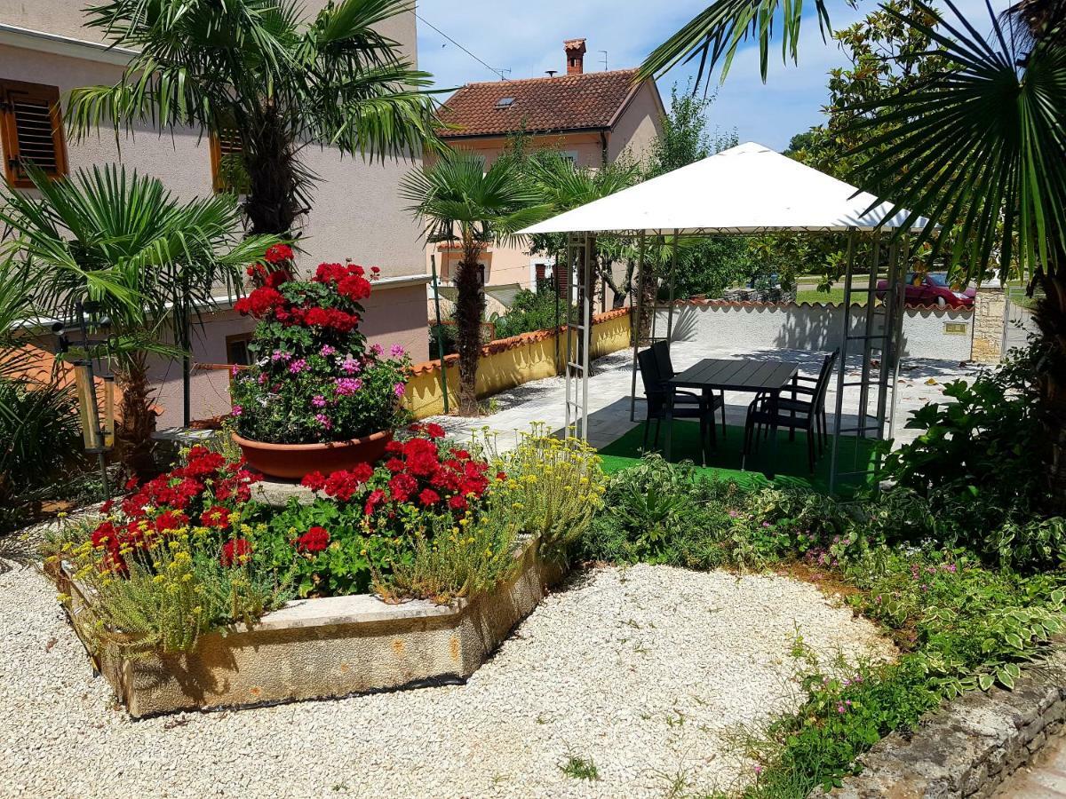 Apartments Lori Poreč Exteriör bild