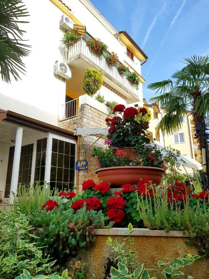 Apartments Lori Poreč Exteriör bild